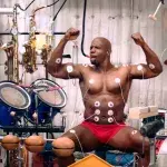 Wenn Terry Crews Musik macht, indem er... seine Muskeln anspannt! Das habt ihr noch nicht gesehen!