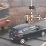 Ein Autofahrer überquert einen Bahnübergang, doch dann kommt der Zug angerast
