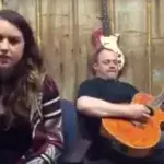 Er spielt einen Welthit auf seiner Gitarre. Als seine Tochter zu singen anfängt, traut er seinen Ohren nicht!