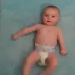 Das Baby liegt auf dem Wickelplatz. Was es gleich macht, hast du so noch nicht gesehen!