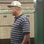 Atemberaubender Sänger in U-Bahn-Station