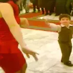 Dieser Junge ist mit 7 Jahren schon ein großer Tänzer