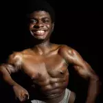 Caleb Mutombo macht sich trotz seiner 1,10 m Größe einen Namen im Bodybuilding! Echt krass!