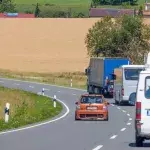 Beim Überholen: Als sie in den Anhänger sieht, gefriert ihr das Blut in den Adern