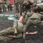 Beeindruckender Grappling-Kampf zwischen zwei amerikanischen Marines