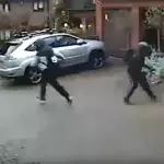 Sie wollen ihm das Motorrad stehlen. Doch das bereuen sie schnell!