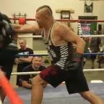 Chuck Liddell ist hier Sparringspartner von Schülern bei einer Schwarzgurtprüfung im Kenpo