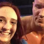 Der Wrestling-Star Randy Orton starrt einem weiblichen Fan ins üppige Dekolleté