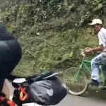 Ein alter Bauer demütigt zwei Radsportler am Berg