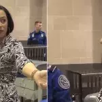Am Flughafen abgetastet: Diese Kontrolle bringt eine Frau zum Weinen