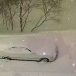 Ein Russe fotografiert abends sein Auto im Schnee. Am nächsten Morgen versteht er die Welt nicht mehr