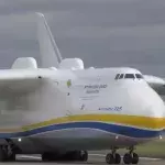 Größtes Cargo-Flugzeug der Welt landet in Australien