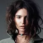 Emily Ratajkowski erfreut ihre Fans mit knackigen Ansichten von ihrem Hinterteil