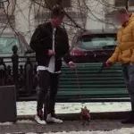 Was der Mann mit der Pistole und dem kleinen Hund vorhat, ist entsetzlich!