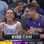 Sie demütigt ihren Nachbarn während einer „Kiss Cam“ bei einem NBA-Spiel