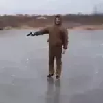 Was passiert, wenn man mit einer Pistole auf einen vereisten See schießt, ist absoluter Wahnsinn!