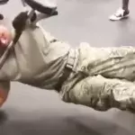 Ein Soldat trainiert auf beeindruckende Art und Weise in der Trainingshalle