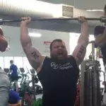 Eddie Hall macht lockeres Bankdrücken mit dem Gewicht von... 2 Männern! Ihr werdet euren Augen nicht trauen!