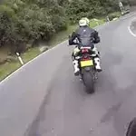 Radfahrer demütigt zwei Biker auf rasanter Abfahrt: Doch dann wird es brenzlig!