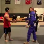 Bodybuilder wird von Schwarzgurtträgern im Brazilian Ju-Jitsu fertiggemacht