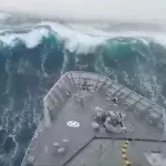 Wenn eine Riesenwelle ein Schiff der Marine verschluckt