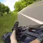 Er fährt halbnackt Motorrad und das endet übel