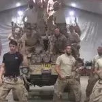 Diese Soldaten haben wohl gerade Pause... geniale „Grease“-Parodie!