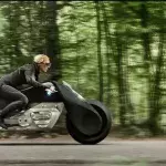 Vision Next 100: BMW hat ein Motorrad erfunden, auf dem Du ohne Helm fahren kannst!