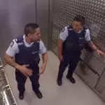 Diese neuseeländischen Polizisten spielen Schlagzeug im Aufzug