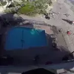 Ein Amerikaner springt von einem Balkon in einen Pool und entgeht nur knapp dem Tod
