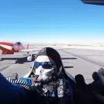Dieser Pilot wird von einem anderen Flugzeug am Kopf getroffen!