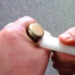10 geniale Tricks, um eine Flasche Bier ohne Flaschenöffner aufzukriegen