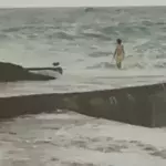 Dieser Mann springt ins tosende Meer und schafft es, wie durch ein Wunder, wieder herauszukommen
