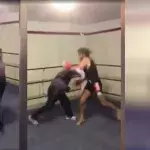 Junger und arroganter Boxer kämpft gegen einen 60-jährigen Trainer