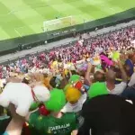 Fußball: Hunderte Plüschtiere werden auf die Zuschauerbühne für kranke Kinder geworfen