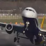 Als das Flugzeug landen will, dreht es der Wind plötzlich quer