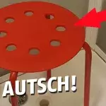 Er klemmt seinen Hoden in einem Ikea-Stuhl