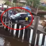 Auto fährt auf unglaubliche Weise auf eine Fähre