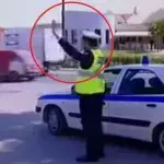 Motorradfahrer gibt Polizisten ein High-Five ohne zu stoppen