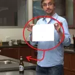 Wie praktisch! So öffnet ihr ein Bier mit einem Blatt Papier!