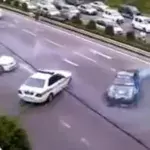 Er driftet auf der Autobahn und verspottet die Polizei