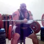 Dieses Monster zeigt die seltsamste Übung der Welt und hebt… 400 Kilo!