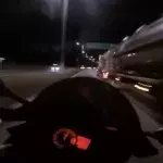 Absoluter Leichtsinn: Motorradfahrer fährt Slalom zwischen Autos mit 200 km/h!