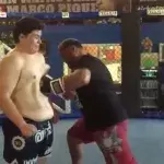 Mark Hunt schlägt einen völlig verrückten Typen