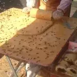 Dieser Chinese backt Kuchen und ist dabei von 1000 Bienen umgeben!