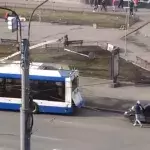 Diese Russen haben eine sehr schlechte Idee, um ihr Auto abschleppen zu lassen