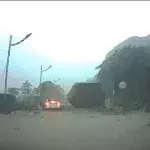 In Taiwan entgeht dieser Autofahrer nur knapp einem schrecklichen Erdrutsch!