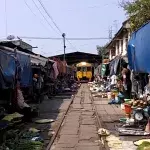 Unglaublich! In wenigen Sekunden verschwindet dieser Markt, um einen Zug durchzulassen!