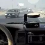 Dieses chinesische Taxi befördert englische Touristen in Gegenrichtung auf der Autobahn