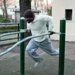 Diese Männer haben die perfekte Technik gefunden, um ohne Trainingsraum zu trainieren